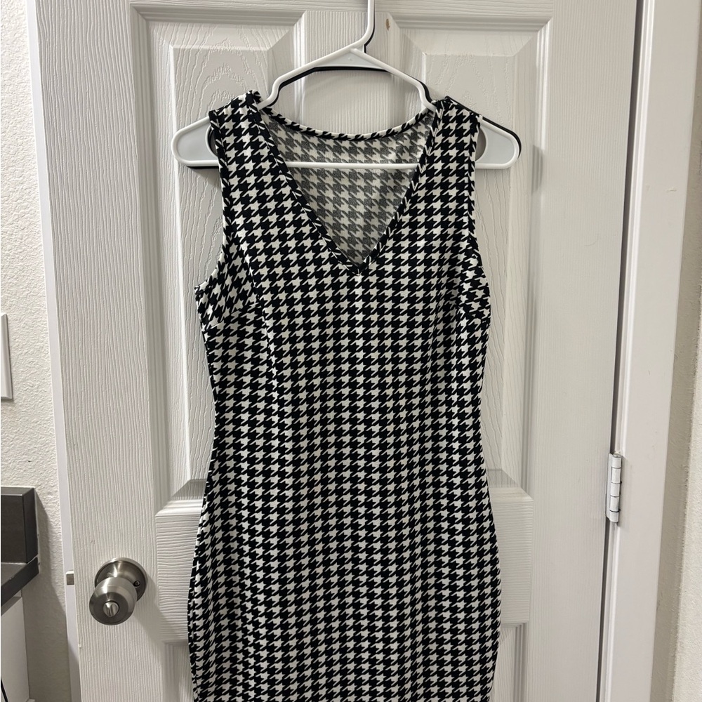 Black and White Houndstooth Long Sleeve Dress - Picture 3 of 5